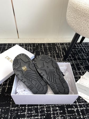 ديور صندل اسود