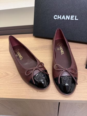 فلات شانيل برغاندي وأسود