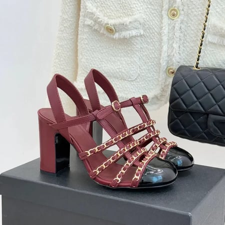 شانيل كعب عنابي بتفاصيل سلاسل ذهبية