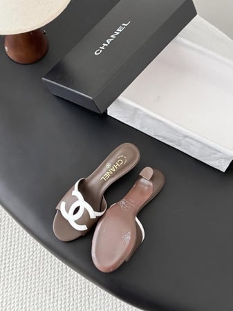 شانيل صندل بني مع لوقو شانيل أبيض