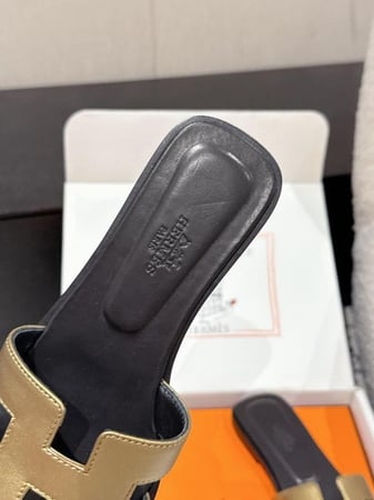 ايرميز صندل اسود وذهبي