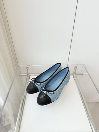 فلات شانيل أزرق جينز فاتح