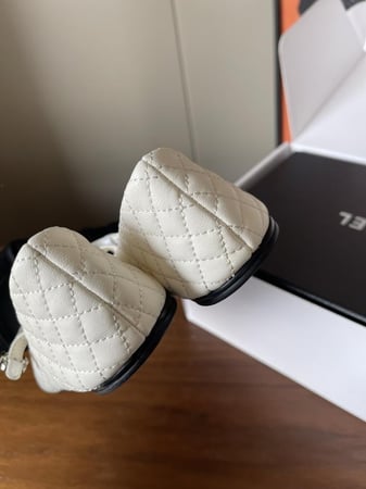 فلات شانيل أبيض وأسود