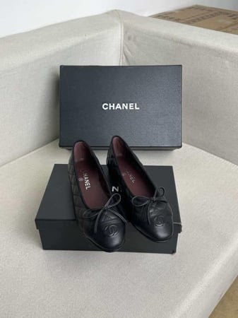 فلات شانيل أسود مميز