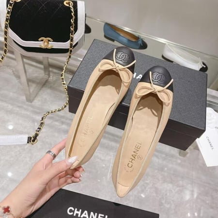 فلات شانيل جلد بيج وأسود بفيونكة وشعار مطرز