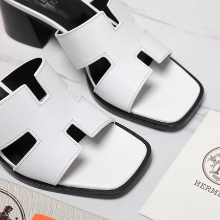 ايرميز صندل ابيض أنيق