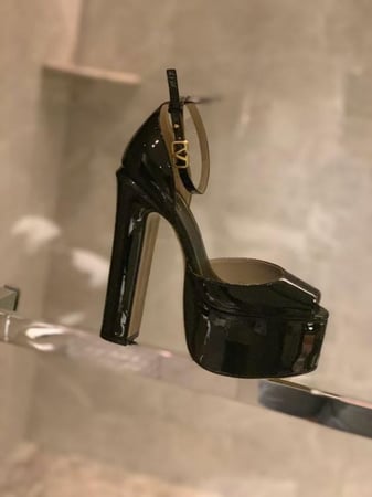 كعب فالنتينو بلاتفورم أسود لامع بفتحة كاحل