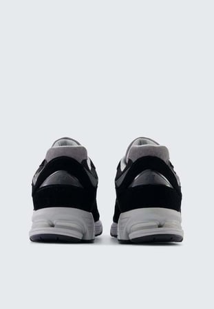 نيو بالانس 2002R أسود