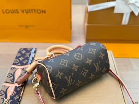 LV باللون البني