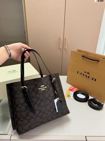 شنطة كوتش بدرجة بني دافئة