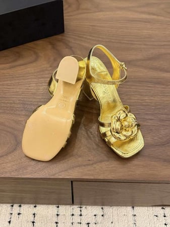 شانيل كعب ذهبي لامع