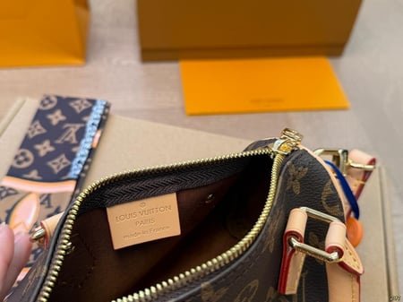 حقيبة باللون البني من lv
