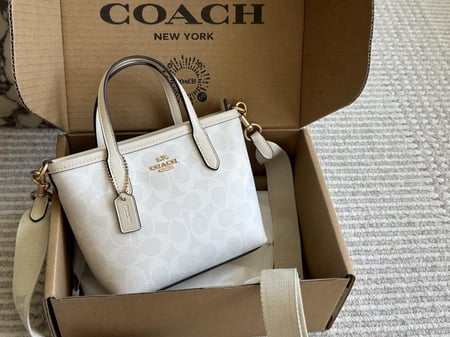 حقيبة كوتش بأبيض فائق النقاء