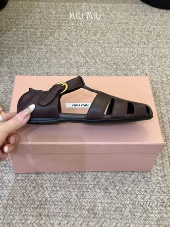 ميو ميو صندل بني انيق