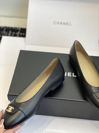 فلات شانيل أسود مع شعار ذهبي