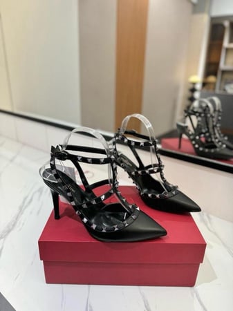 كعب فالنتينو اسود فاخر