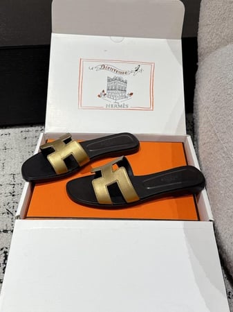 ايرميز صندل اسود وذهبي