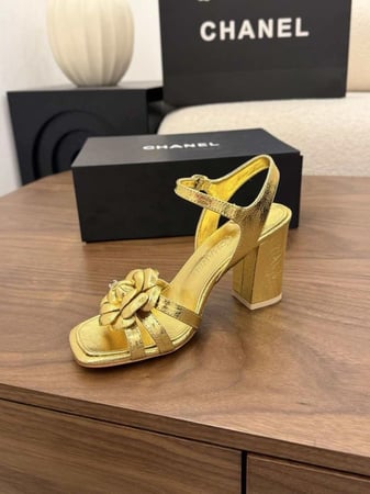 شانيل كعب ذهبي لامع