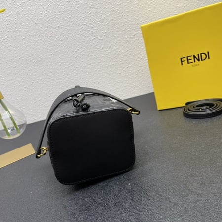 شنطة فيندي أسود سواقيو