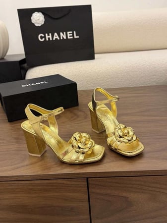 شانيل كعب ذهبي لامع