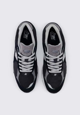 نيو بالانس 2002R أسود