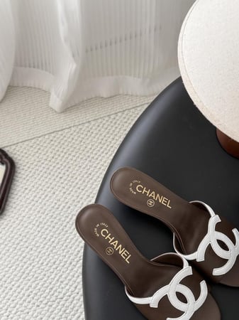 شانيل صندل بني مع لوقو شانيل أبيض