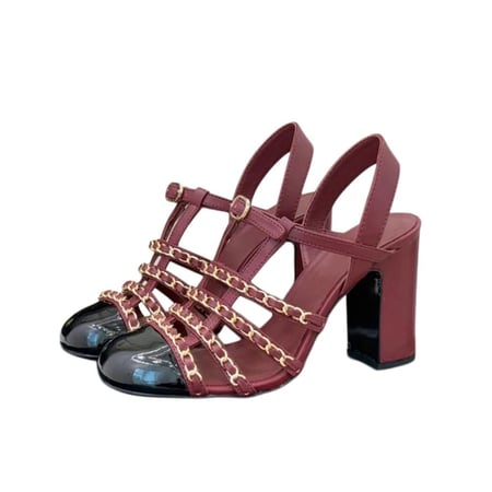 شانيل كعب عنابي بتفاصيل سلاسل ذهبية