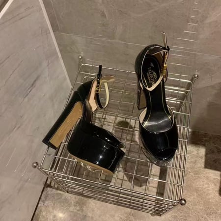 كعب فالنتينو بلاتفورم أسود لامع بفتحة كاحل