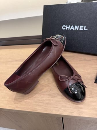 فلات شانيل برغاندي وأسود