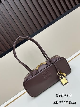 حقيبة ميو ميو بنية