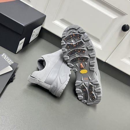 حذاء زينيا تربل ستيتش رمادي