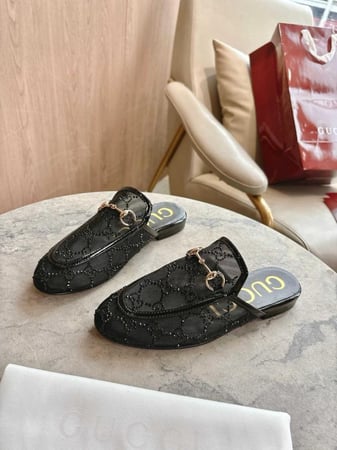 حذاء قوتشي لوفر مفتوح مرصع أسود