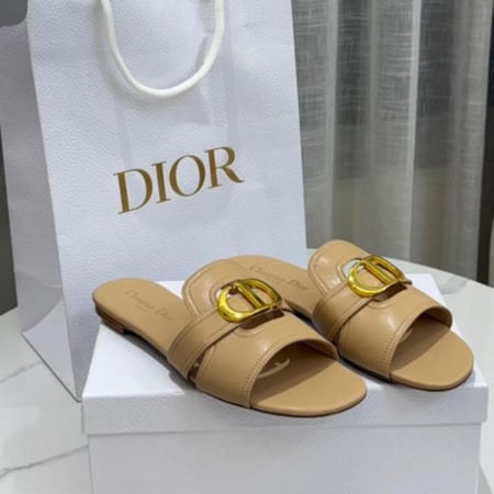 ديور صندل بيج أنيق