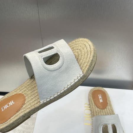 ديور صندل ابيض