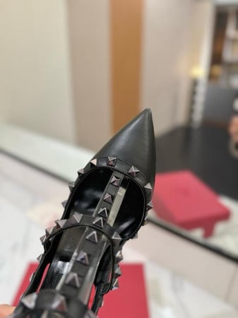 كعب فالنتينو اسود فاخر