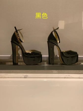 كعب فالنتينو بلاتفورم أسود لامع بفتحة كاحل