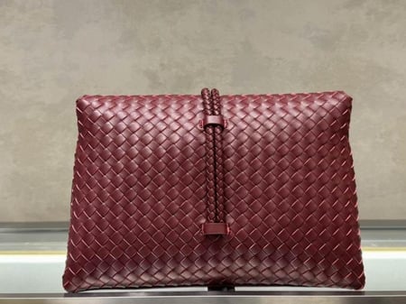 حقيبة بوتيقا عنابية فريدة