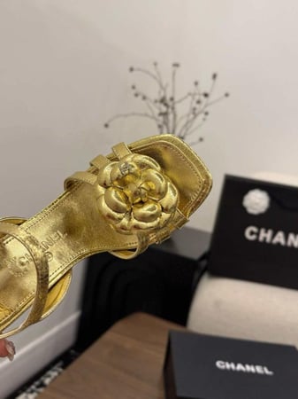 شانيل كعب ذهبي لامع