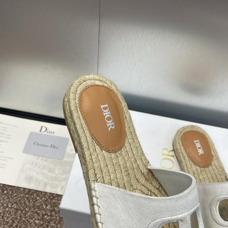 ديور صندل ابيض