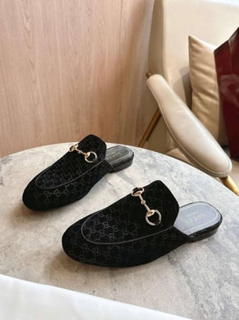 حذاء قوتشي اسود فخم