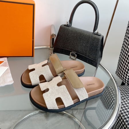 ايرميز صندل بني فاخر وأنيق من متجر سواقيو للاحذية العصرية