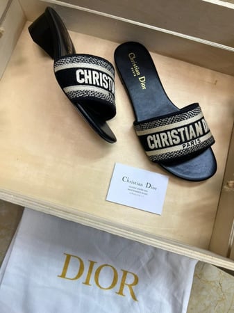 ديور صندل اسود