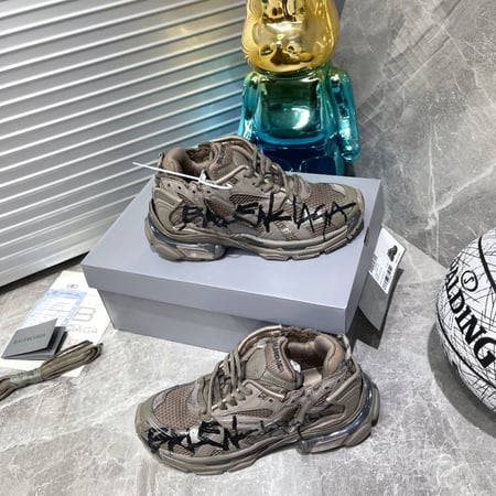 حذاء بالنسياغا جرافيتي سنيكر بني عالي الجودة من متجر سواقيو حصله فورا