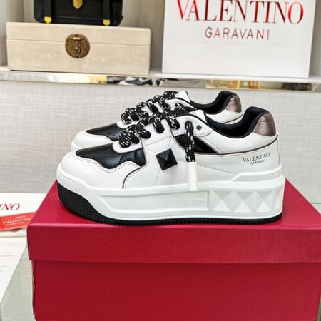 حذاء فالينتينو جراڤاني لو توب ابيض رائع من متجر سواقيو حصله بأفضل سعر