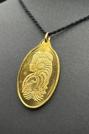 سبيكة ذهب صافى عيار 24 بيضاوية بنقوش فريدة عالية الجودة بوزن 20 جرام