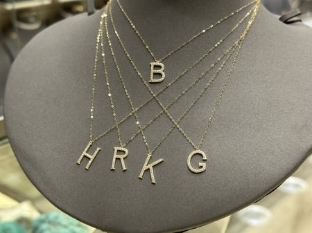 افضل تعاليق الأحرف الإنجليزية الذهب عيار 18 تضيف لمسة ساحرة