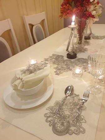 مفرش دانتيل رمادي