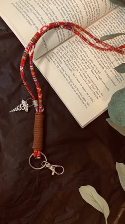 حامل بطاقه بلون احمر