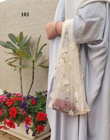 أكياس مميزة الشكل عليها أزهار لون زيتي شفاف أنيقة