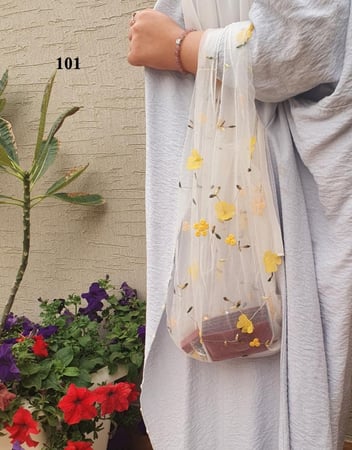 كيس مميزة الشكل عليها ورود لون أصفر مناسبة ﻷغراضك اليومية